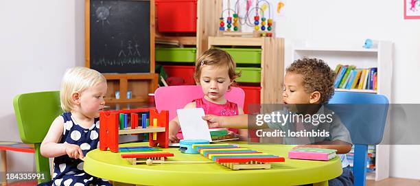 gruppe von babys lesen - kids interacting in the classroom stock-fotos und bilder