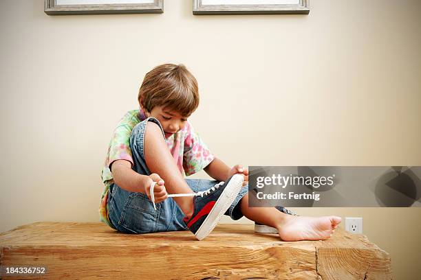 anudar laces - anudar fotografías e imágenes de stock