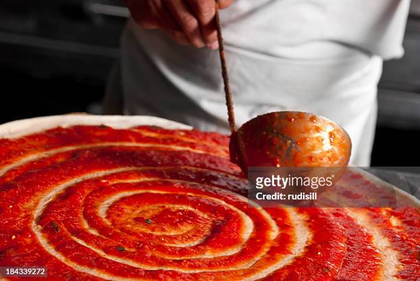 pizza-sauce - tomatensoße stock-fotos und bilder