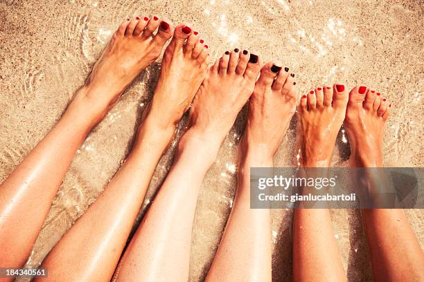 beine frauen - nagellack stock-fotos und bilder