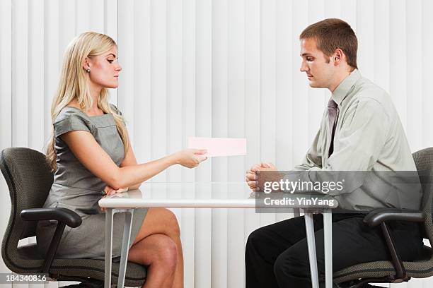 ejecutivo reciben reducción de personal de negocios y layoff de aviso previo - business person handing over a letter fotografías e imágenes de stock