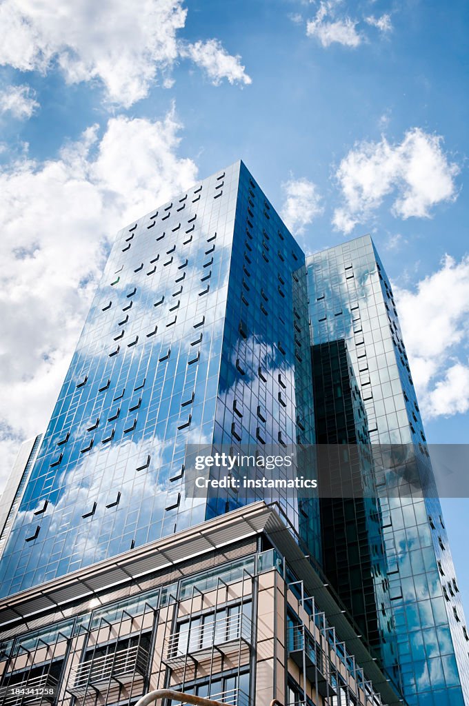 Azul Edifício de escritórios com Nuvens Reflectoras da PraiaName