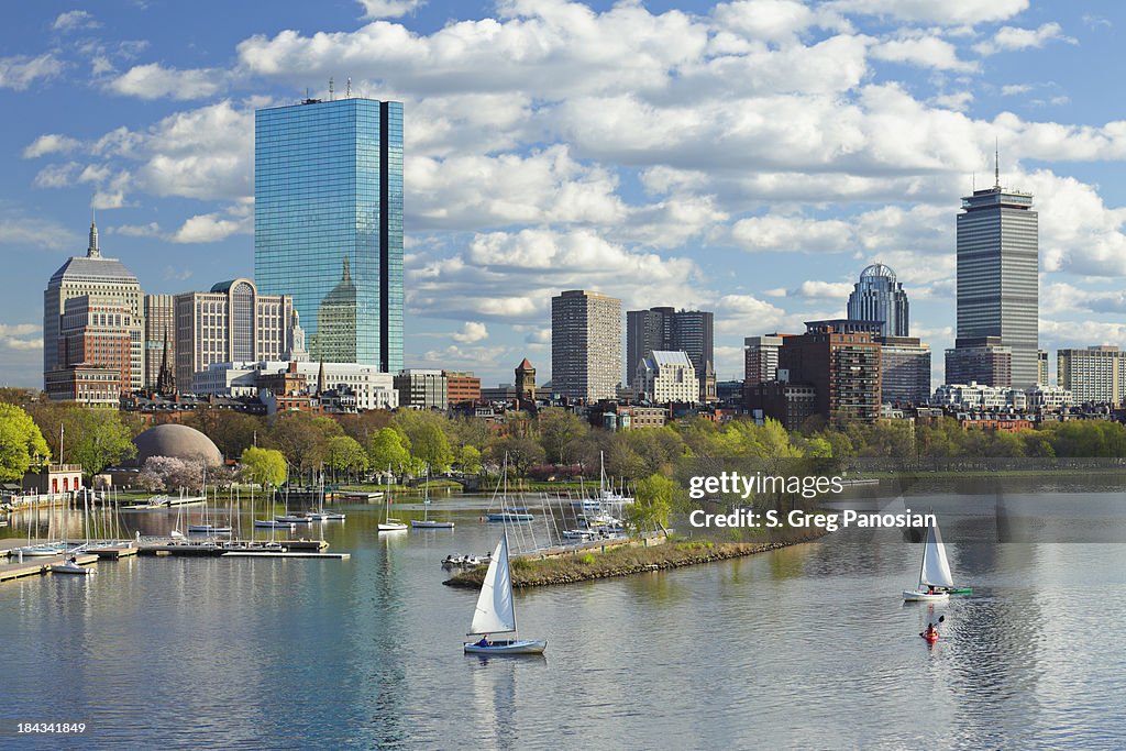 Boston, Massachusetts, USA-skyline und die Back Bay mit Segelbooten