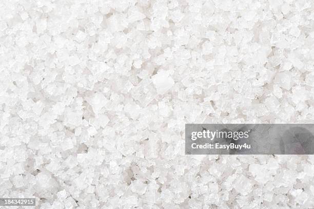 a background of white sea salt - zout mineraal stockfoto's en -beelden