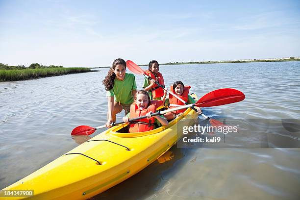 mädchen in einem doppel-kajak - sommercamp stock-fotos und bilder