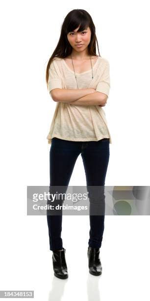 mujer joven con la actitud de pie retrato de cuerpo entero - short sleeved fotografías e imágenes de stock