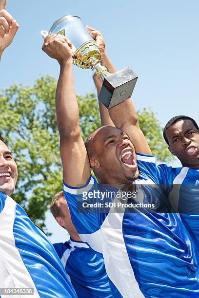 feliz equipo de fútbol con capacidad victoria trophy - the championship competición de fútbol fotografías e imágenes de stock