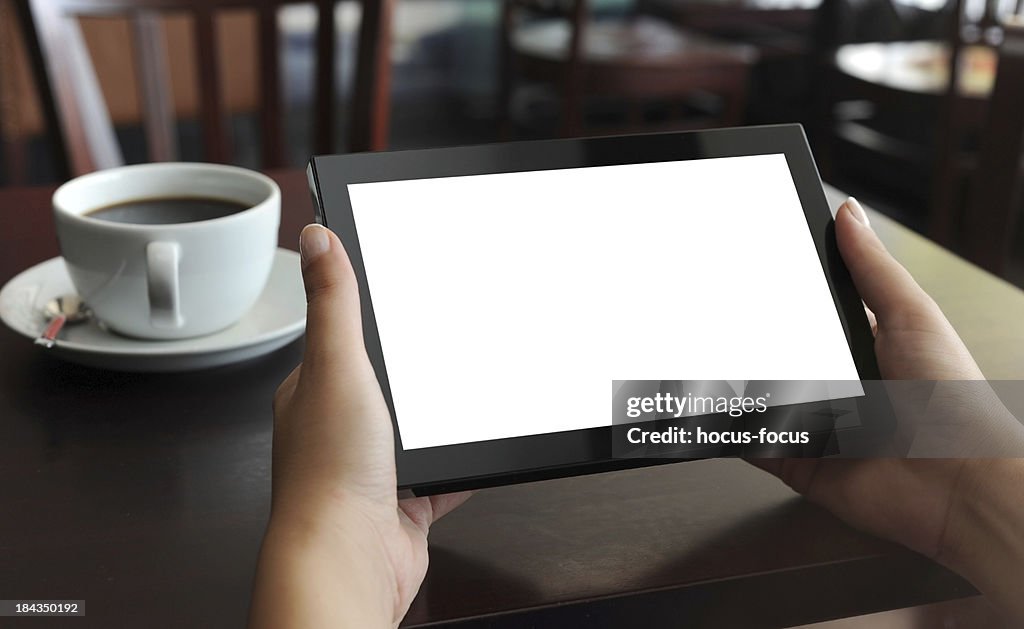 Hände holding Digital Tablet im Coffee Shop