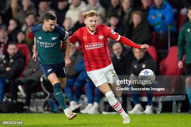 Cedric Soares of Arsenal, Yorbe Vertessen of PSV during the UEFA Champions League match between PSV v Arsenal at the Philips Stadium on December 12,...