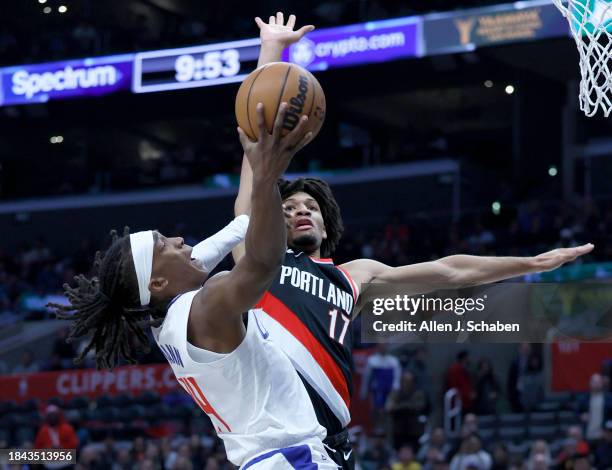 Los Angeles, CA LA Clippers forward/guard Terrance Mann, #14, left, shoots over Portland Trail Blazers guard Sharron Sharpe, #17 in the second half...