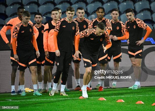 Shakhtar Donetsk´s players attend a training session on the eve of their UEFA Champions League Group H football match against FC Porto at the Dragao...