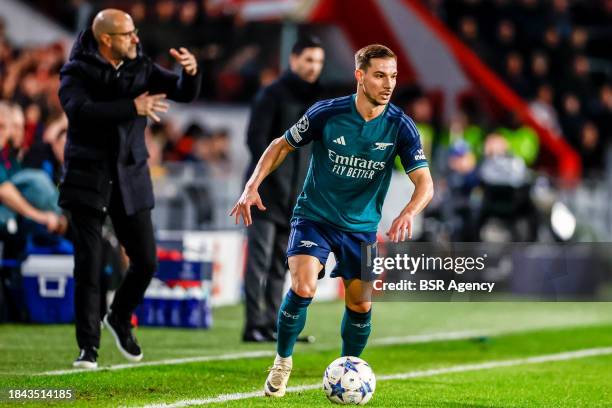 Cedric Soares of Arsenal dribbles with the ball during the UEFA Champions League Group B match between PSV and Arsenal at the Phillips Stadion on...