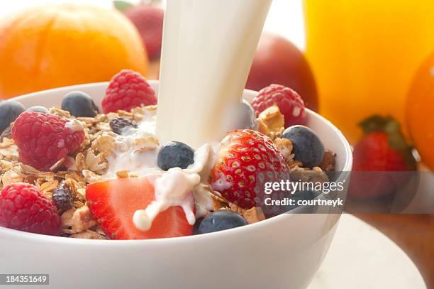 gesundes frühstück-müsli mit milch - frühstücksflocken stock-fotos und bilder