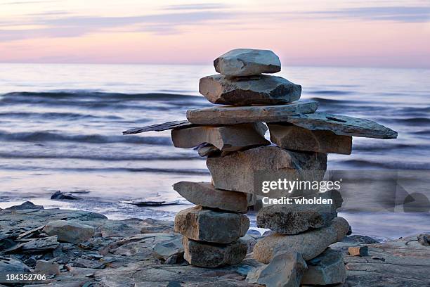 inuksuk at sunset - collingwood ontario kanada bildbanksfoton och bilder