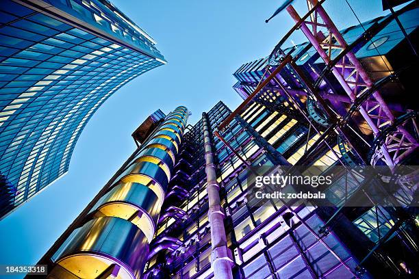 edifícios no distrito de negócios futurista - lloyds of london imagens e fotografias de stock