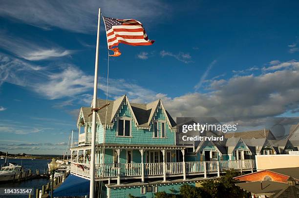 patriotic house - american flag ocean 個照片及圖片檔