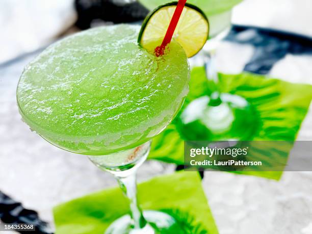 limetten-margarita - slushy stock-fotos und bilder