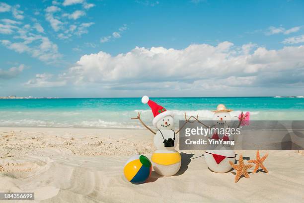 christmas winter snowman vacationers on tropical caribbean sea sandy beach - caribbean christmas 個照片及圖片檔