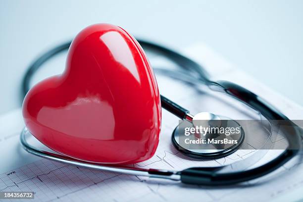 coração e estetoscópio e ecg - heart imagens e fotografias de stock