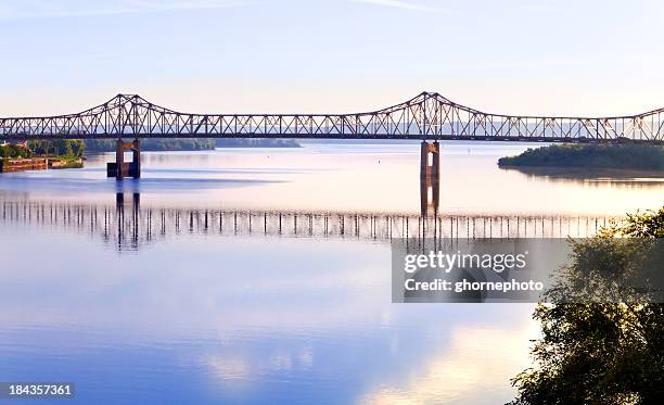 cantilever bridge across illinois river - peoria illinois stockfoto's en -beelden