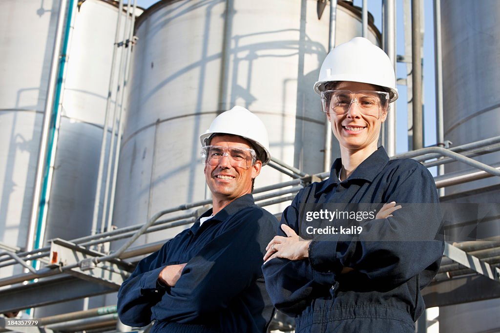 Zwei Arbeiter in industrielle Anlage