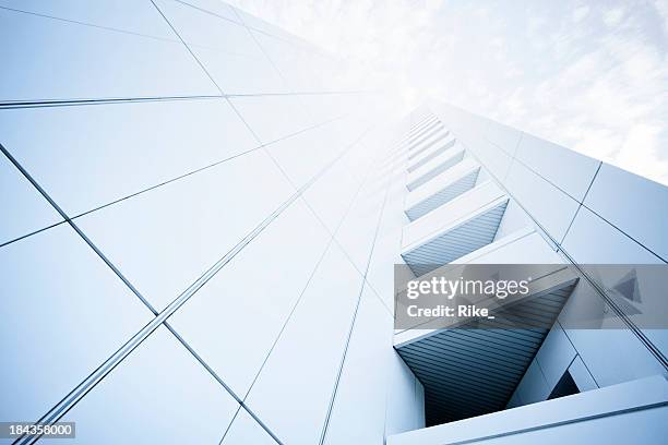 modernes gebäude im sonnenlicht - buildings looking up stock-fotos und bilder