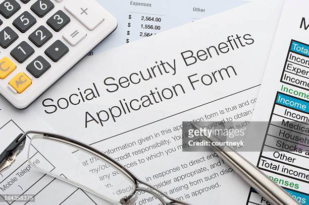 nahaufnahme der sozialen sicherheit anwendung - social security stock-fotos und bilder