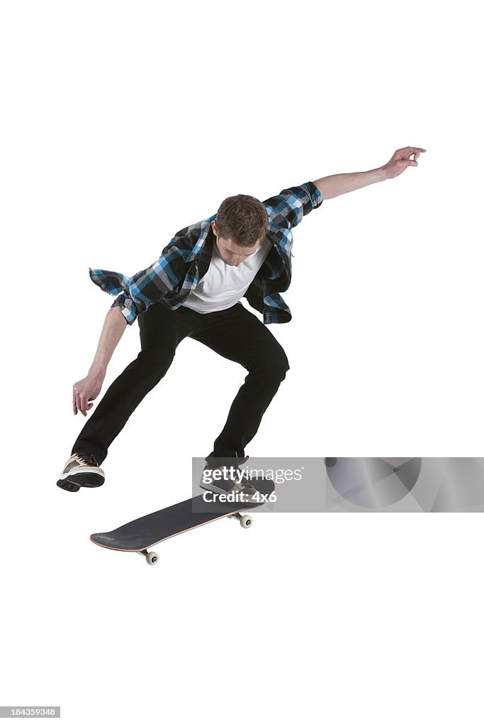 Hombre skateboarding
