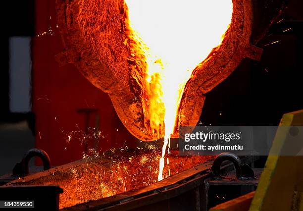 fundición de - molten fotografías e imágenes de stock