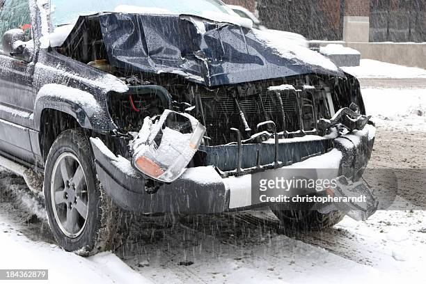 auto accidente en invierno - abollado fotografías e imágenes de stock