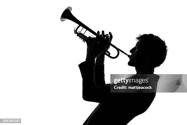 maschio con silhouette a tromba - jazz musician foto e immagini stock