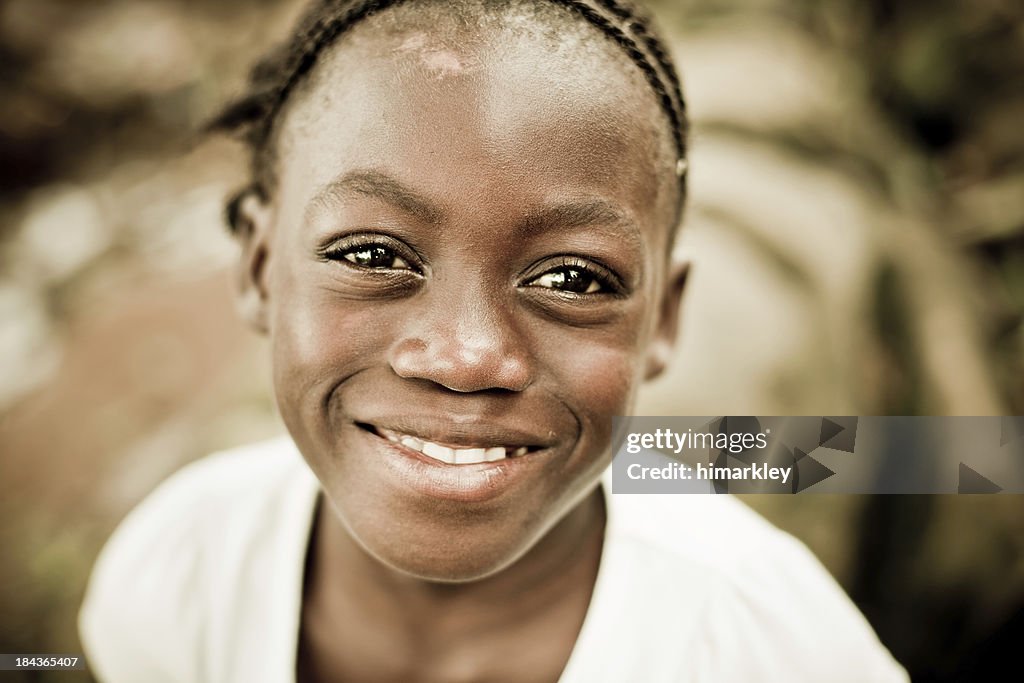 Sonriente niña africana