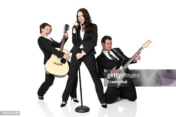 groupe de musiciens - pincer la corde photos et images de collection