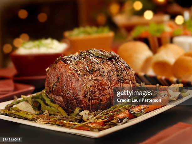 weihnachten roast beef abendessen - geröstet stock-fotos und bilder