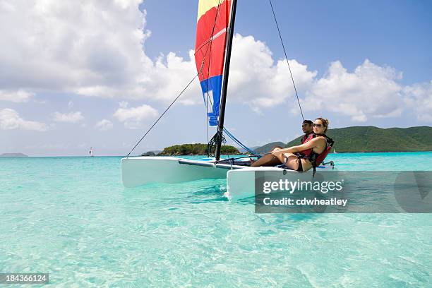 couple de voile sur un catamaran dans les caraïbes - catamaran race photos et images de collection