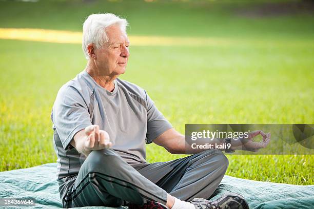 senior mann in yoga-position - senior yoga stock-fotos und bilder