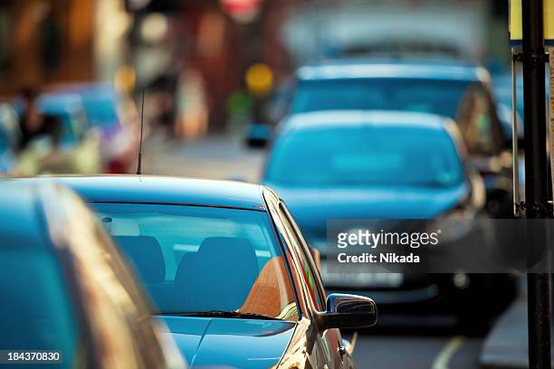 autos auf der straße - crowded traffic in city stock-fotos und bilder