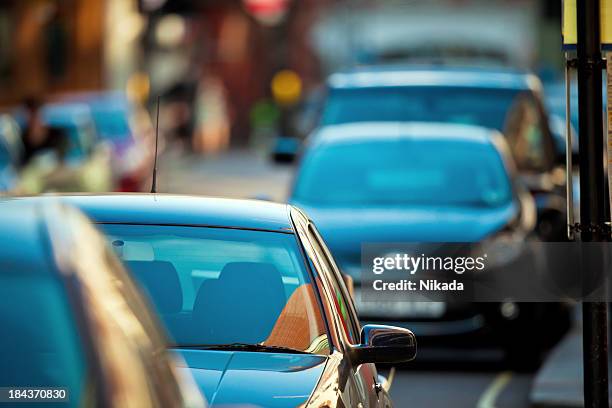 coche en la calle - aparcamiento fotografías e imágenes de stock