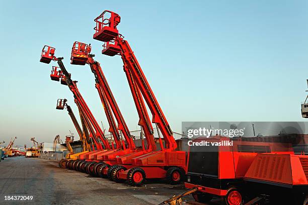 cherry musiker in baustelle - mobiler kran stock-fotos und bilder