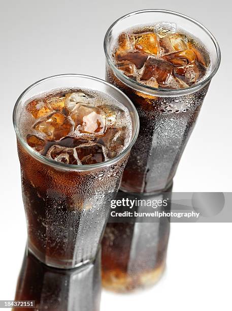 deux sodas fraîche - coca cola photos et images de collection