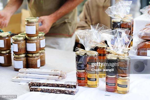 miel y turrón en francés puesto de mercado - fiesta al aire libre fotografías e imágenes de stock