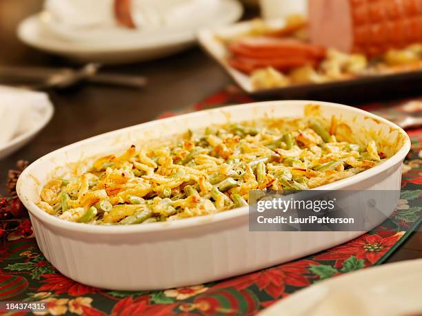 traditional green bean casserole - sperzieboon stockfoto's en -beelden