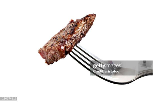 piezas de carne y tenedor, aislado en blanco - tenedor fotografías e imágenes de stock