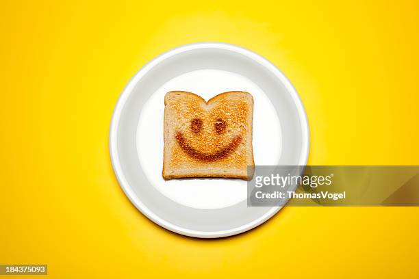 smiley-toast o einer platte - toast stock-fotos und bilder