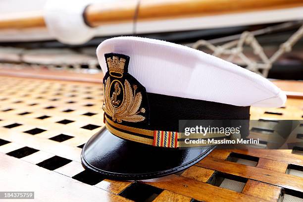 casquette de capitaine - bob marin photos et images de collection