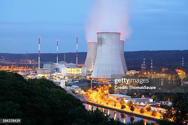 nuclear power plant - kerncentrale stockfoto's en -beelden
