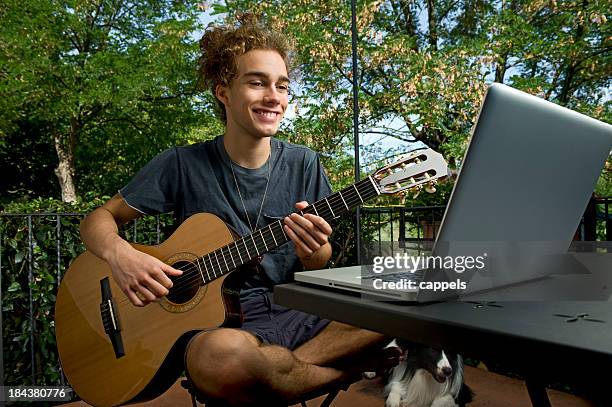 jouant une acoustique guitar.color image - livre de cantiques photos et images de collection