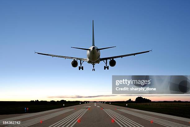 xxl aereo jet landing - landing foto e immagini stock