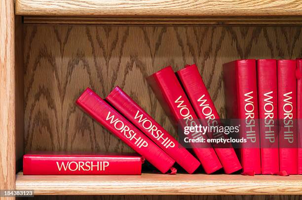 libros de oración iglesia de himnos - libro-de-himnos fotografías e imágenes de stock