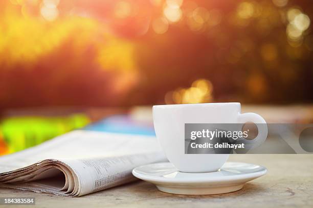 domenica mattina - coffee and news paper foto e immagini stock